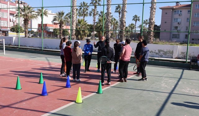 Akdeniz Belediyesi Tenis Kursuyla Yıldızlar Yetiştiriyor