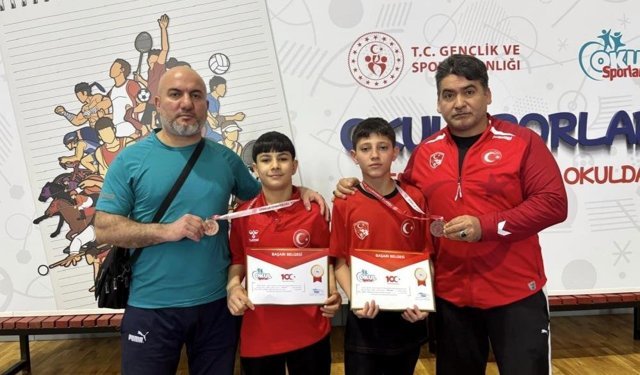 Genç güreşçilerden iki bronz madalya