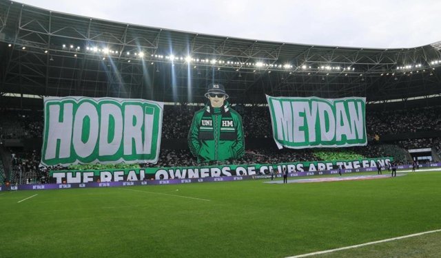 Futbolcu olamadılar ama tribünleri pankartlarıyla renklendiriyorlar