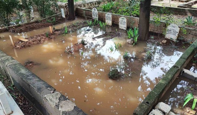 Adana'da mezarlık sular altında kaldı