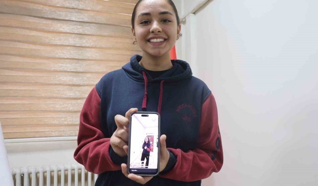 Arkadaşlarının top olarak oynadığı boş pet şişeyi çöpe atan kız öğrenci çevre duyarlılığıyla taktir topladı