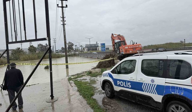 Berdan Irmağı'nda alarm, su seviyesi köprüye dayandı