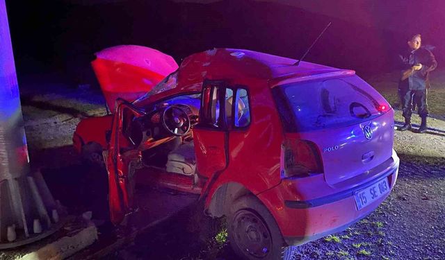 Burdur'da kontrolden çıkan otomobil levhaya çarptı: 1 yaralı