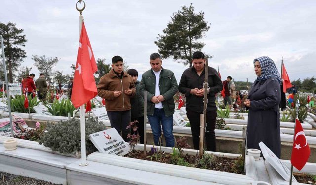 Deprem şehitliğinde hüzünlü bayram