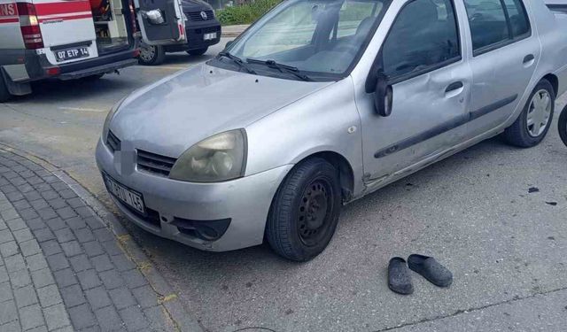 Dönüş yasağına uymayan otomobile motosiklet çarptı: 2 yaralı