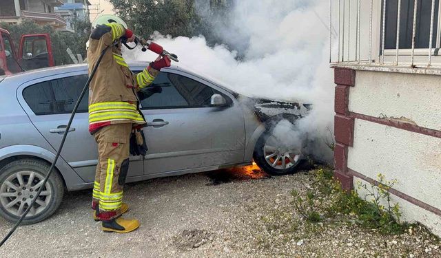 Hatay'da park halindeki otomobil alevlere teslim oldu