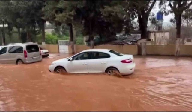 Hatay'da sağanak etkili oldu: Yollar göle döndü, otelin oto parkını su bastı