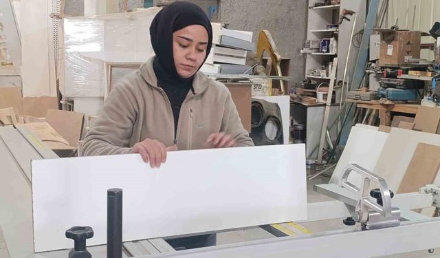 Hem üniversite okuyor hem mobilya atölyesinde çalışıyor