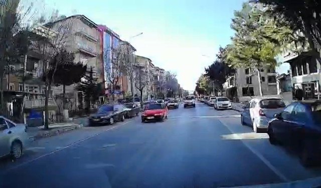 Isparta'da tehlikeli sollama kamerada: Kazadan kıl payı kurtuldu