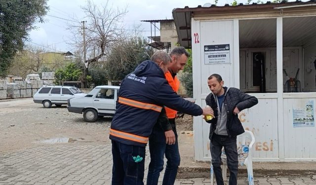 Kozan'da temizlik işçilerinden anlamlı bayramlaşma