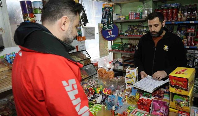 Mahallenin bakkal borcunu ödeyip, veresiye defterini yaktı