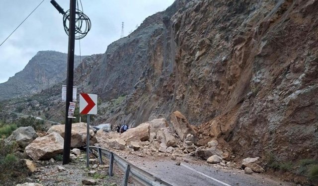 Mersin'de Sağanak Heyelana Yol Açtı: 1 Yaralı
