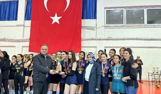 Mut'ta voleybol turnuvası düzenlendi
