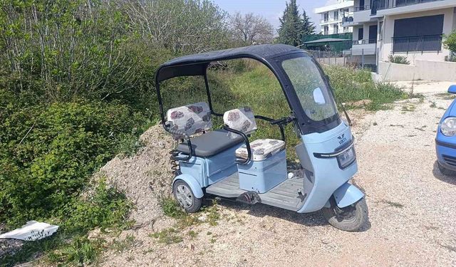 Park halindeki otomobil yola çıkarken elektrikli bisiklete çarptı