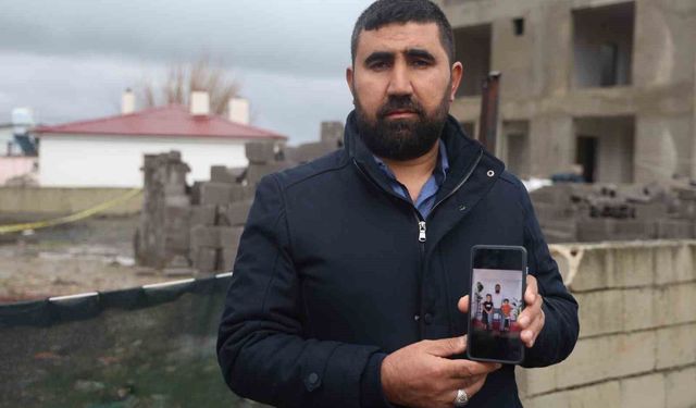 Suyla dolarak 2 kardeşe mezar olan havuz temelinin 8 aydır açık olduğunu söyleyen baba, evlatlarının acısıyla yaşıyor