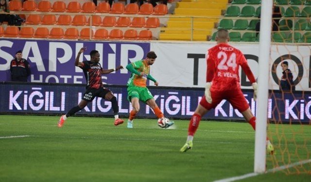 Trendyol Süper Lig: Corendon Alanyaspor: 0 - Gençlerbirliği: 0 (İlk yarı)
