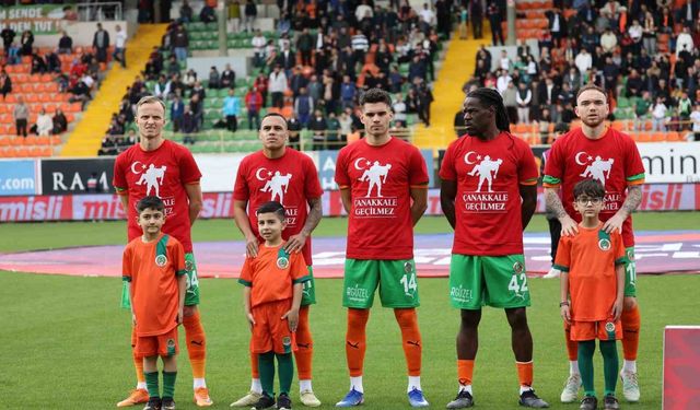 Trendyol Süper Lig: Corendon Alanyaspor: 2 - Kocaelispor: 0 (İlk yarı)