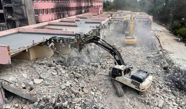 Eski Adana Devlet Hastanesi Yıkılıyor, Yerine Yeni Hastane