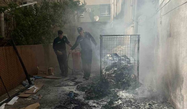 Adana'da polis ekiplerinin müdahalesi yangının büyümesini önledi