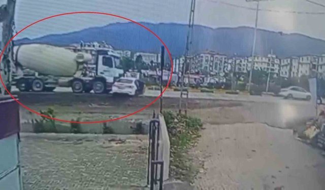 Beton mikserin metrelerce sürüklediği otomobil sürücüsü yaralandı