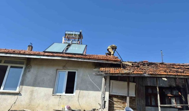 Burdur'da çıkan yangında ev ve ahır zarar gördü