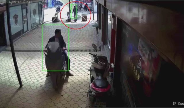 Fırtınanın uçurduğu plastik çatı, esnafı kıl payı teğet geçti o anlar kamerada