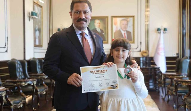 İngilizce olimpiyatında dünya üçüncüsü olan şehit kızı, söyledikleriyle valiye duygusal anlar yaşattı