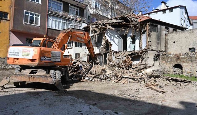Isparta'da katlı otopark projesinde metruk binalar yıkıldı, çalışmalar hız kazandı