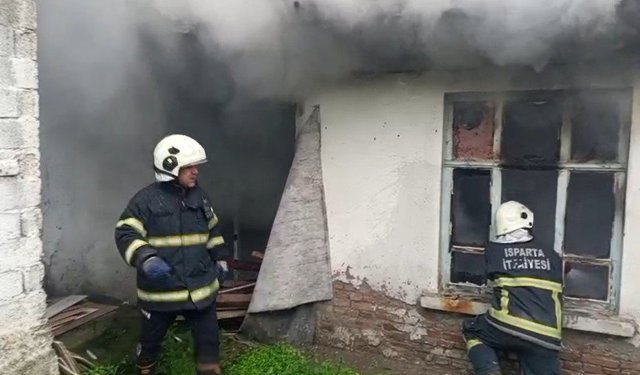 Isparta'da metruk binada çıkan yangın itfaiye ekiplerince söndürüldü