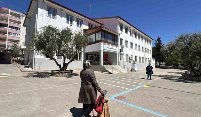 Kahramanmaraş'taki saldırının ardından veliler öğrencilerin eşyalarını okuldan almaya başladı