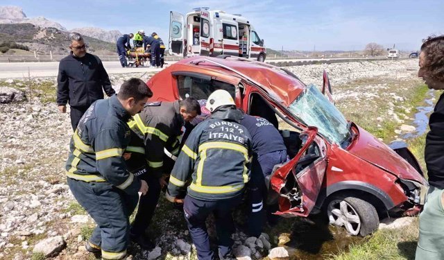 Kontrolden çıkan otomobil şarampole savruldu: 2 yaralı