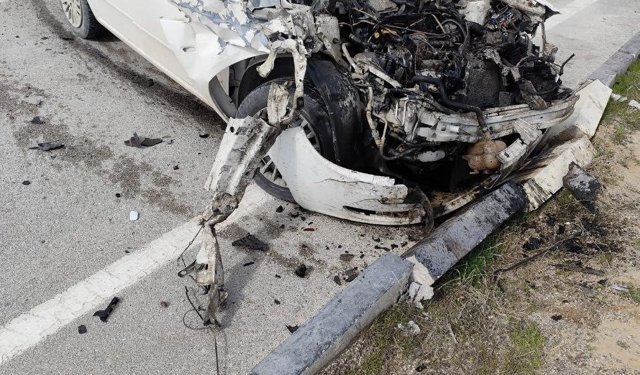 Park halindeki kamyonete çarpan otomobil hurdaya döndü: 1 yaralı