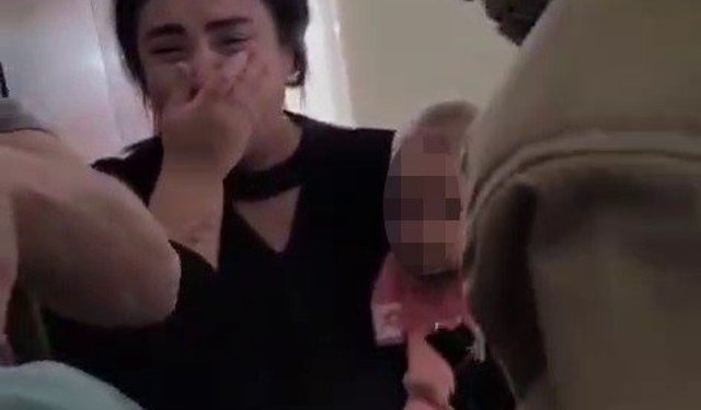 Parmağı sıkışan çocuğun korku dolu ağlayışı anneyi gözyaşı içerisinde bıraktı