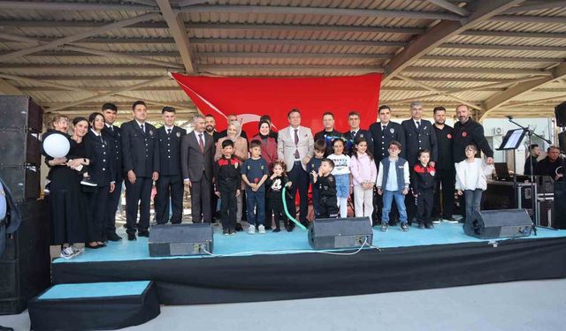Polis Haftası etkinliğinde şarkı ve türkü söyleyen polisler, ünlü sanatçıları aratmadılar