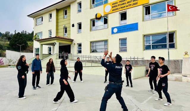 Polis, öğrencilerin voleybol heyecanına ortak oldu