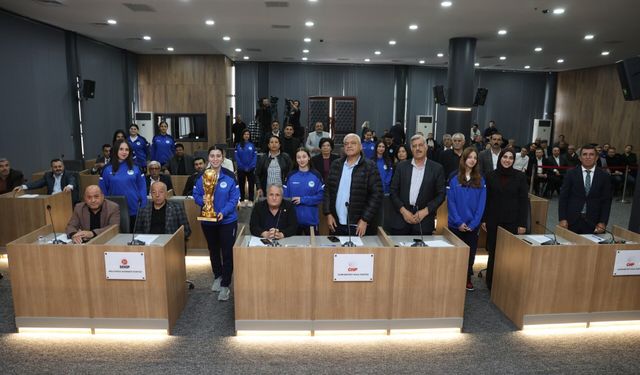 Toroslar’ın Şampiyon Kadınları Mecliste Alkışlandı
