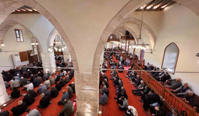 583 yıllık Ulu Cami'de cuma namazı