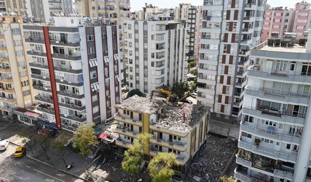 Adana'da depremde hasar gören mahkemelik binalarda yıkım başladı