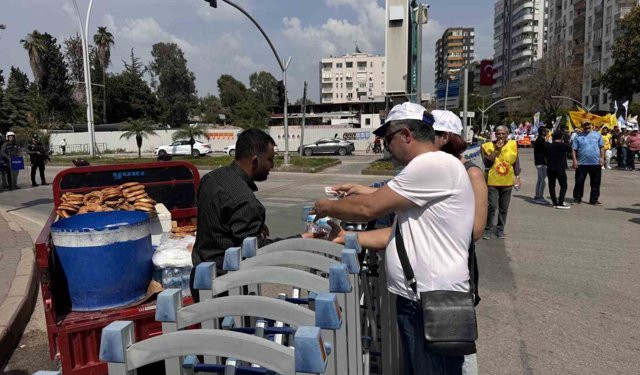 Adana'da simitçiler ve su satıcıları bariyerlerin arkasında çalışmaya devam etti