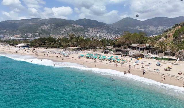 Alanya'da yaz havası sahilleri doldurdu
