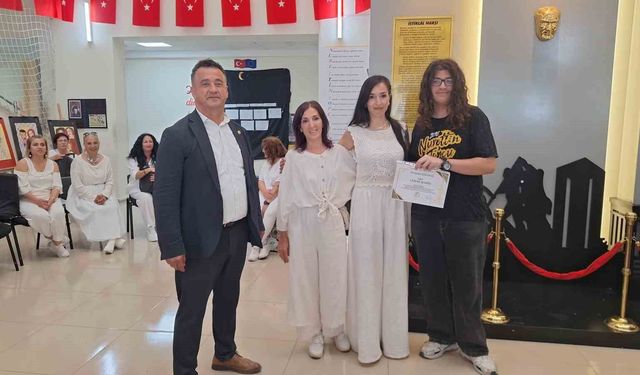 Anneanne, kızı ve torunu motivasyon etkinliğinde sahneye çıktı