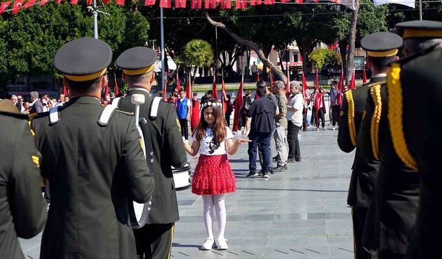 Antalya'da 19 Mayıs coşkusu çelenk töreniyle başladı