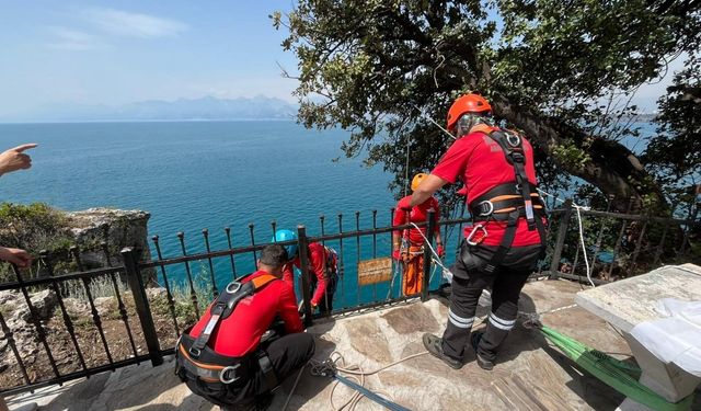 Antalya'da 40 metrelik falezlerde temizlik operasyonu