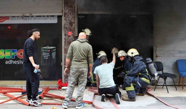 Antalya'da sünger dolu depoda korkutan yangın