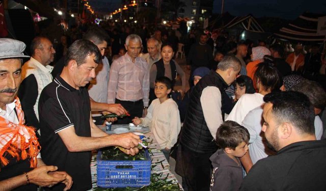 Çocukluğunda yediği salatalığı unutamayan muhtar 1 ton salatalık dağıttı