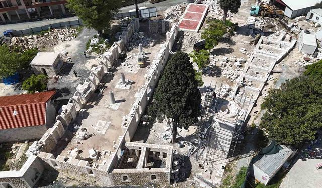 Depremde zarar gören Kahramanmaraş Ulu Camii ibadete açıldı, Antakya Ulu Camii de vatandaşla buluşacağı günü bekliyor