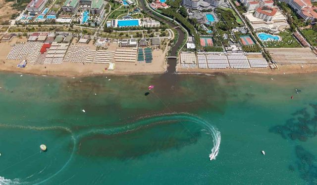 Dereden gelen sular denizi kahverengiye bürüdü, turistler sahili boşalttı