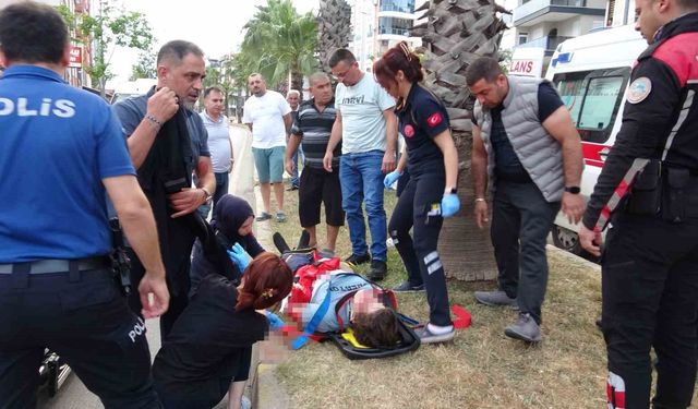 Karşıya geçmeye çalışan gence otomobil çarptı, kız arkadaşı ve annesi sinir krizi geçirdi