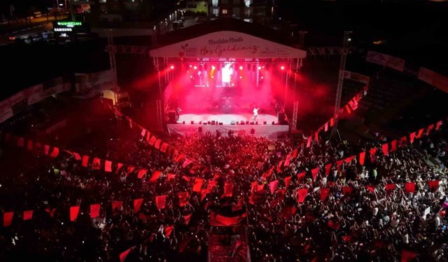Kumluca'da festival coşkusu Poizi konseriyle devam etti