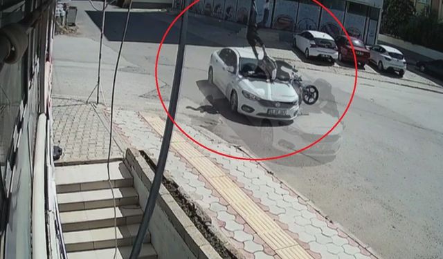 Otomobile ok gibi saplanan motosikletteki 2 kişinin havaya savrulduğu anlar kamerada